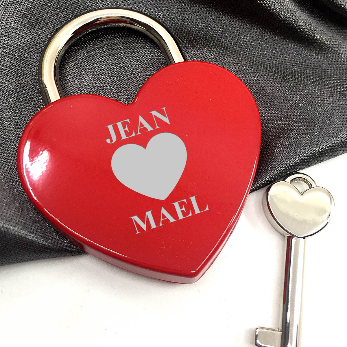 Cadenas d’amour avec noms et cœur