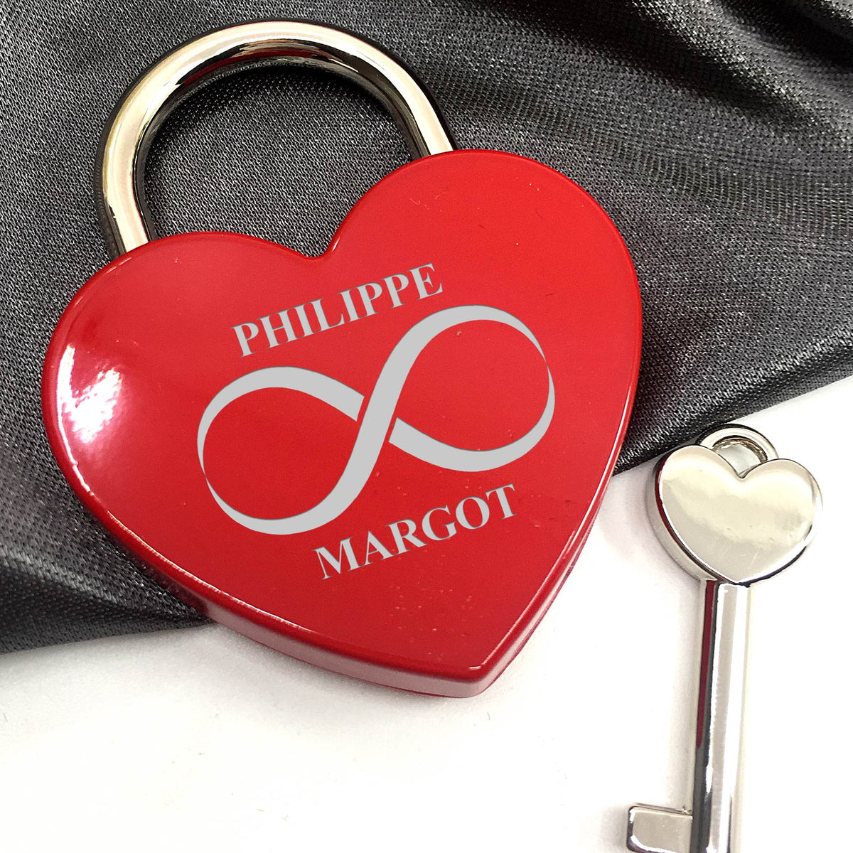 Cadenas d’amour avec noms et symbole de l’infini