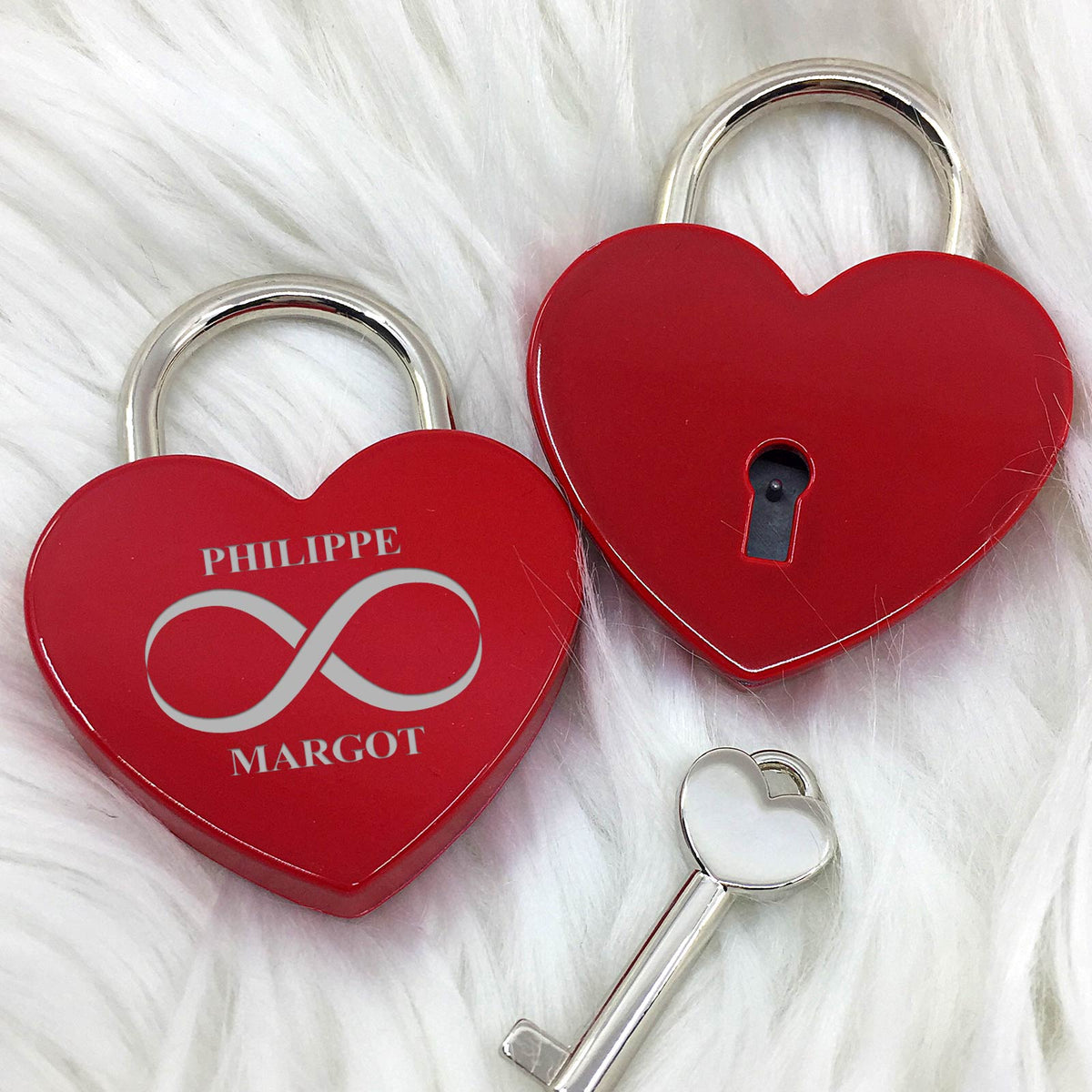 Cadenas d’amour avec noms et symbole de l’infini