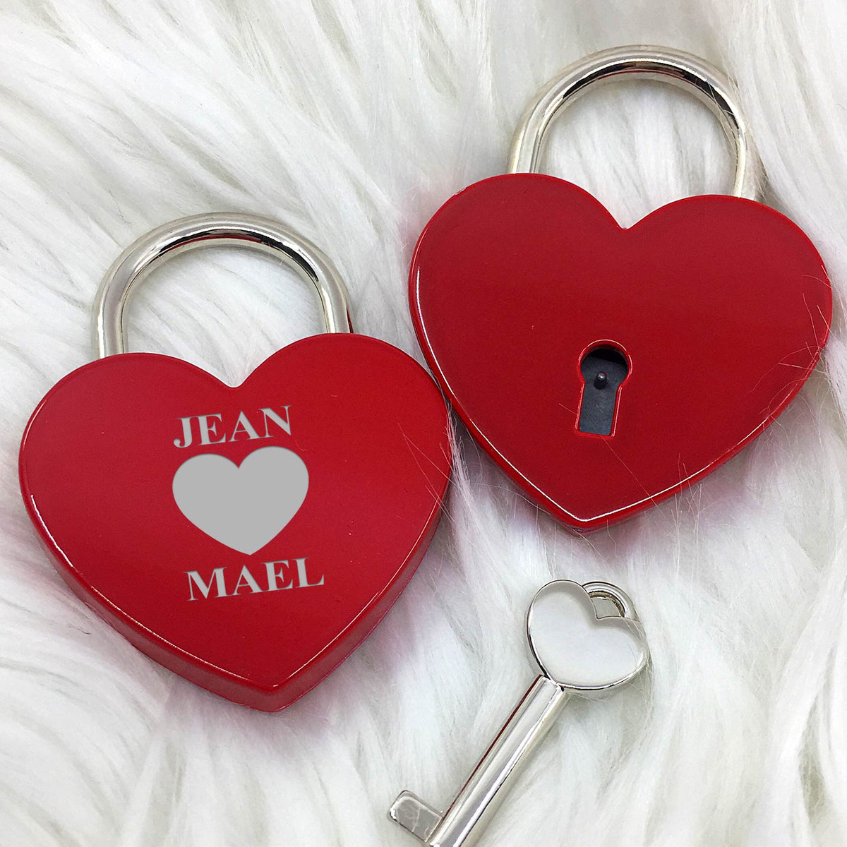 Cadenas d’amour avec noms et cœur